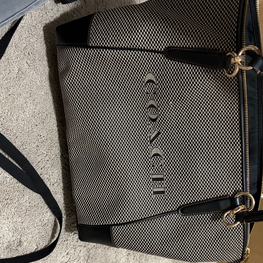 SOLD


Coach Monochrome Woman’s   Over the shoulder Bag with gold hardware